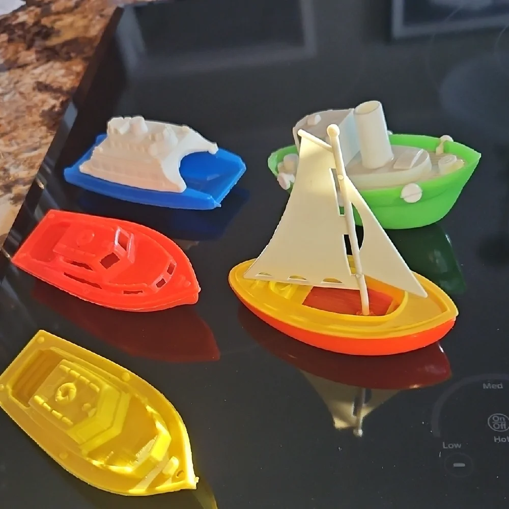 Vintage set of 5 Plastic Bathtub Floating Toy Boats. - Picture 2 of 10